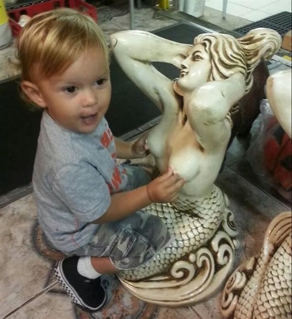 與雕塑合影太枯燥？看完這些照片保證你服