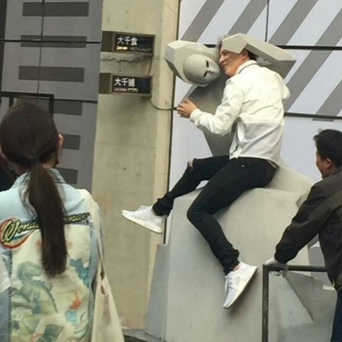 薛之謙頂著沙塵暴強(qiáng)吻雕像(圖)