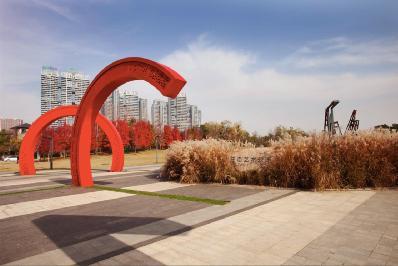 誰，在讓城市雕塑自然生長？